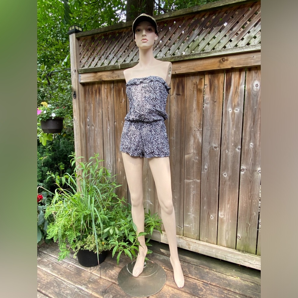🐦‍⬛ 5/$25 🐦‍⬛ Strapless Romper with Peplum Trim